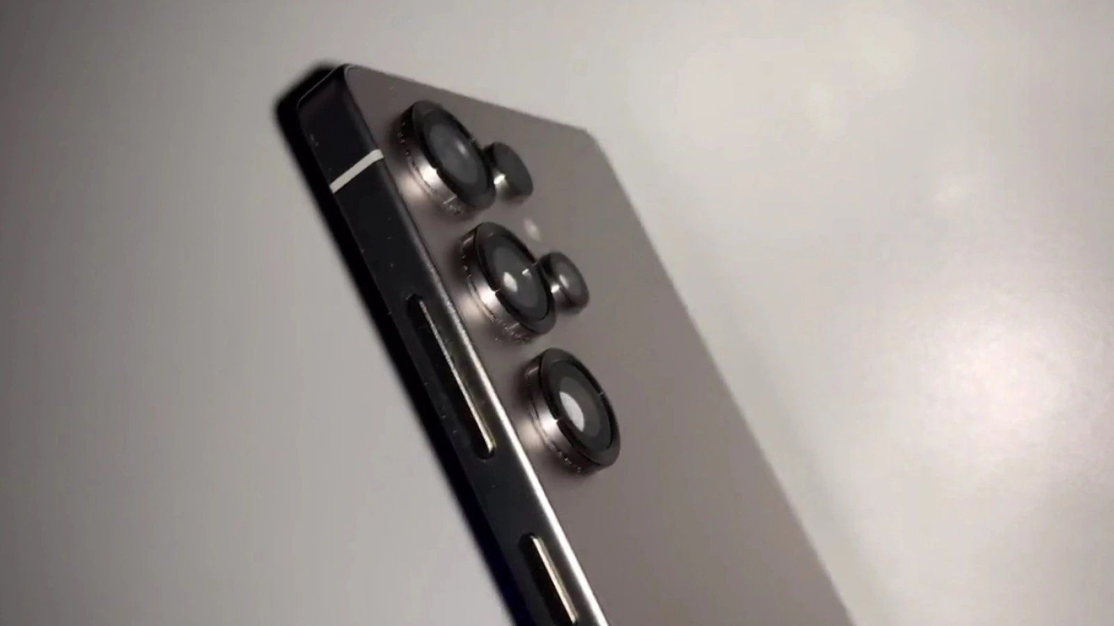 Samsung Galaxy S25 Ultra într-un scurt clip hands-on; Avem design plat și colțuri ușor rotunjite
