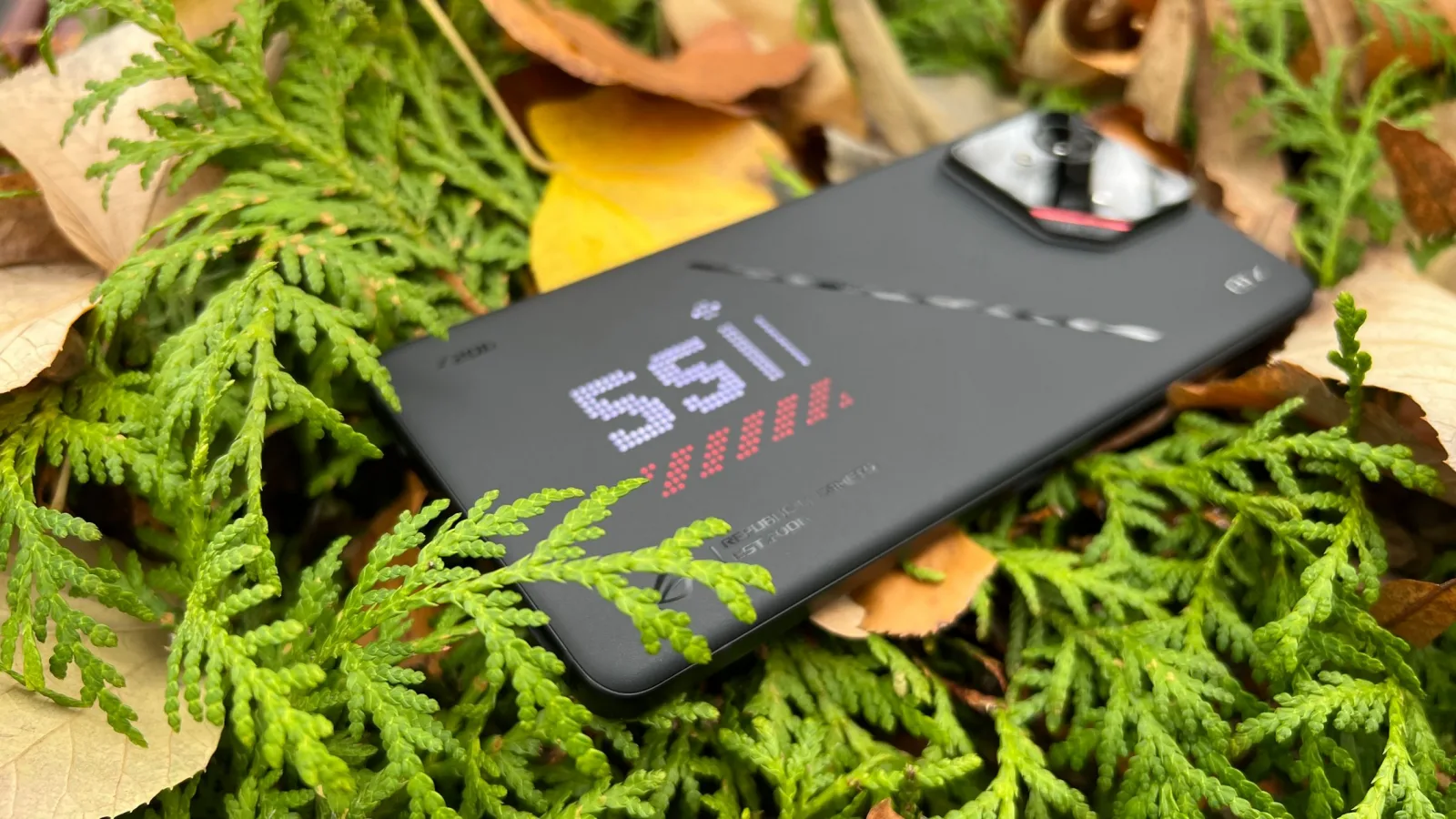 ASUS ROG Phone 9 Pro: Design moştenit de la predecesor, dar mai cool, cu extra LED-uri