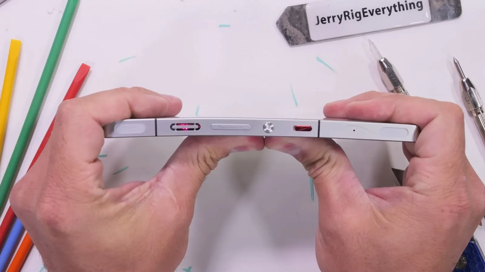 Cât de rezistent e Nubia Red Magic 10 Pro? Durabilitatea sa e testată de către JerryRigEverything (Video)