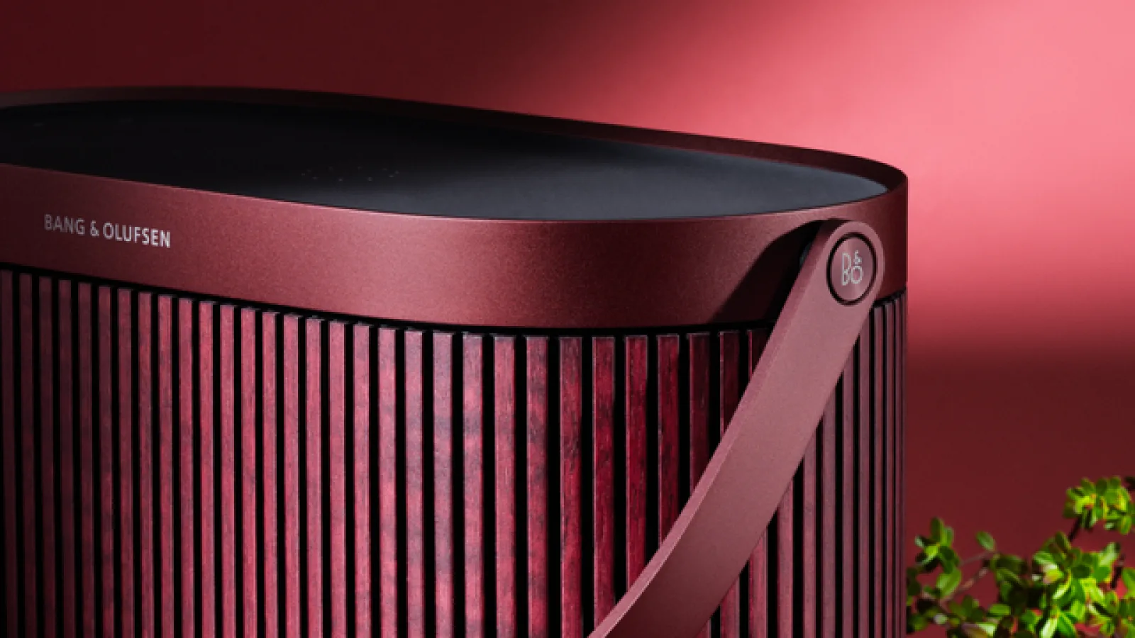 Bang & Olufsen îmbracă boxa BEOSOUND A5 într-o nuanţă de sărbătoare: Cranberry Red