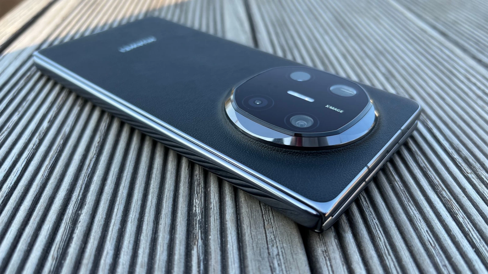 HUAWEI Mate X6: Bateria surprinde la playback video, depășindu-l pe Galaxy Z Fold6 la minut