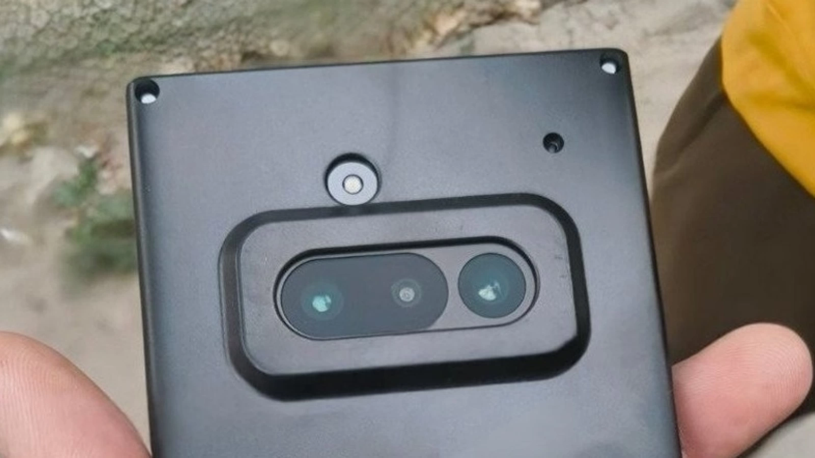 Nothing Phone (3a) își etalează camera foto triplă într-o fotografie hands-on; Seamănă cu Pixel 7 Pro
