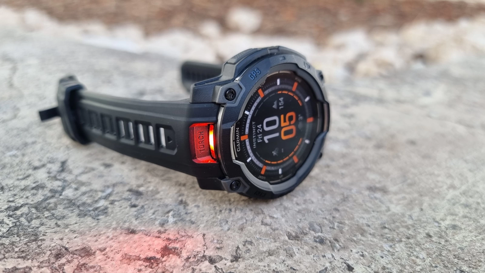 Prezentare Garmin Instinct 3 (45mm): Smartwatch robust pentru aventură, acum cu display AMOLED, autonomie de până la 18 zile, lanternă LED
