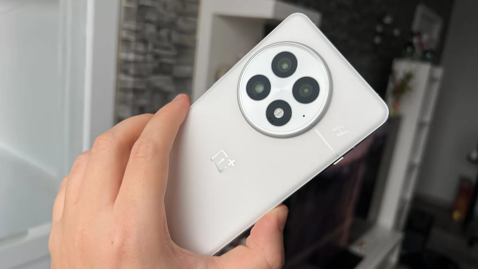 OnePlus va lansa un smartphone cu baterie de 7000 mAh în 2025 și trece de acest prag pe un flagship cu încărcare 100W