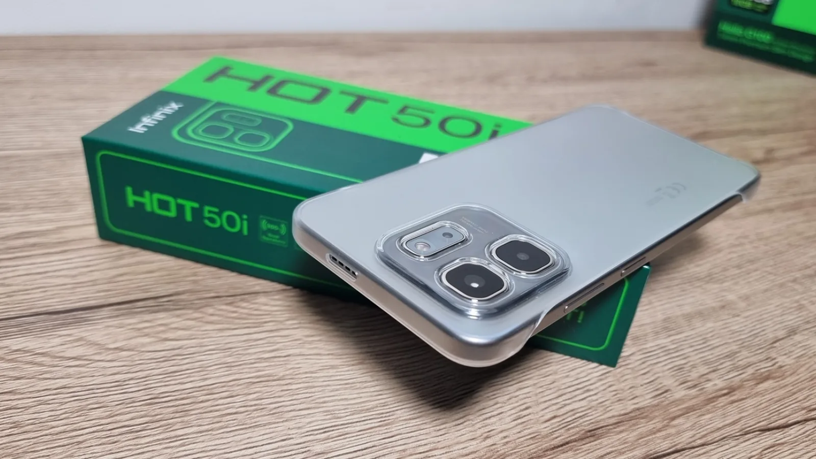 Unboxing INFINIX HOT 50i: Ce primești pentru 699 lei? Design plăcut, display generos și multe accesorii la pachet