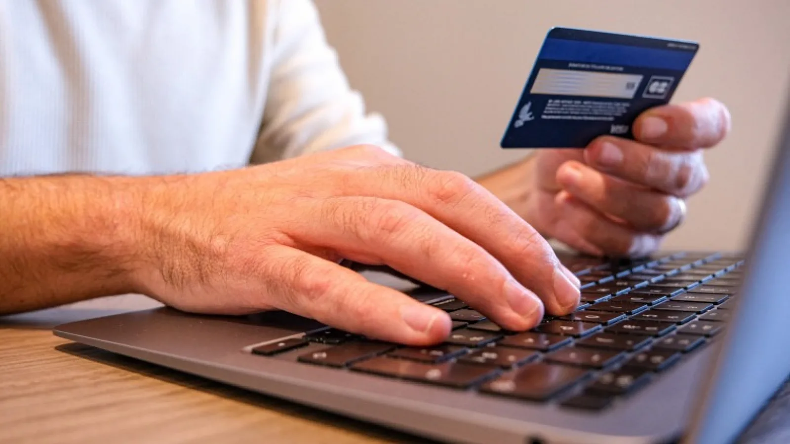 Fraudele online în 2024: Cât a pierdut, în medie, un român și care sunt cele mai frecvente scheme