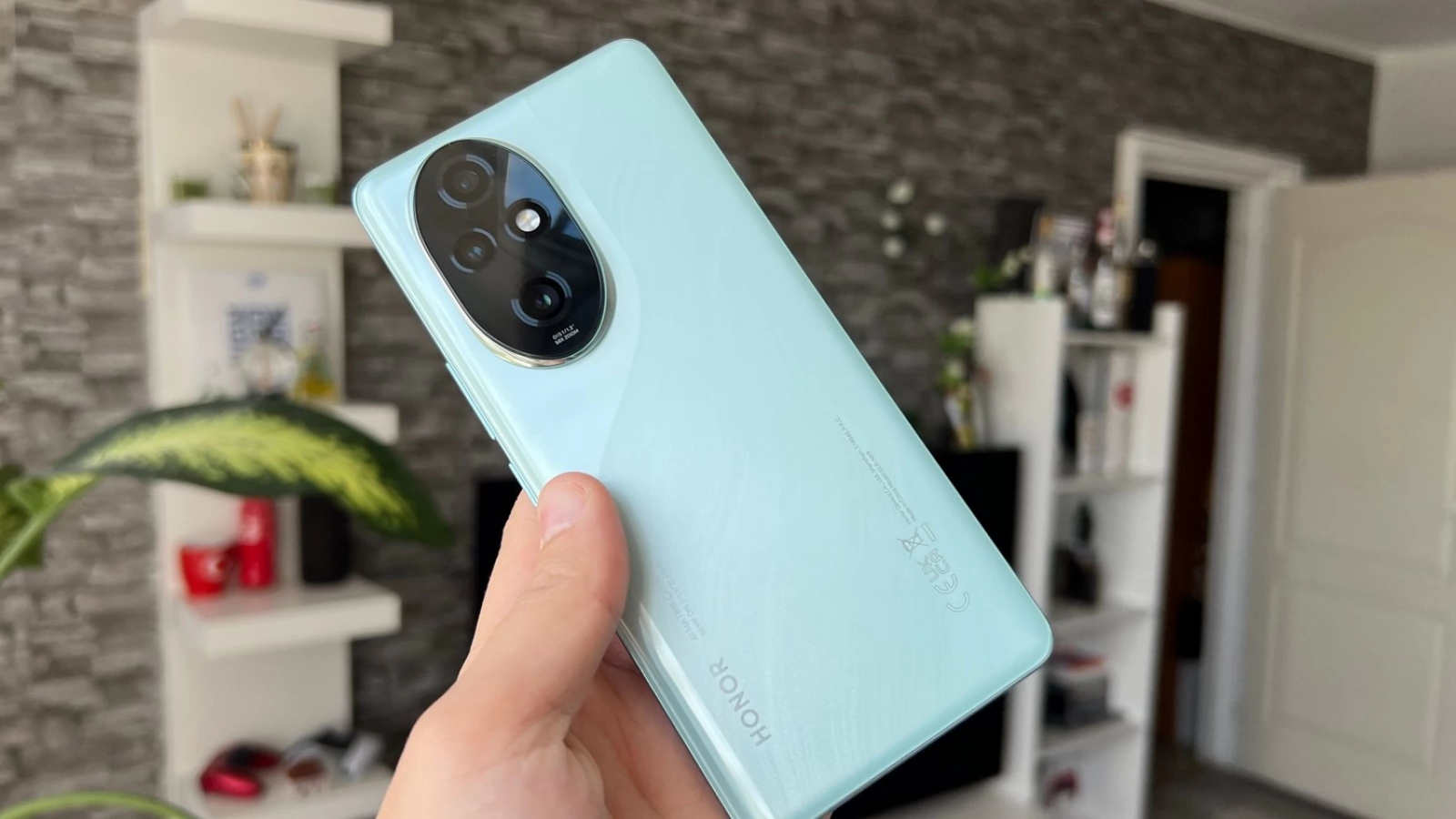 Turul Magazinelor #1499: HONOR 200 Pro la super preţ, monitor de 100 Hz la 300 lei şi alte chilipiruri