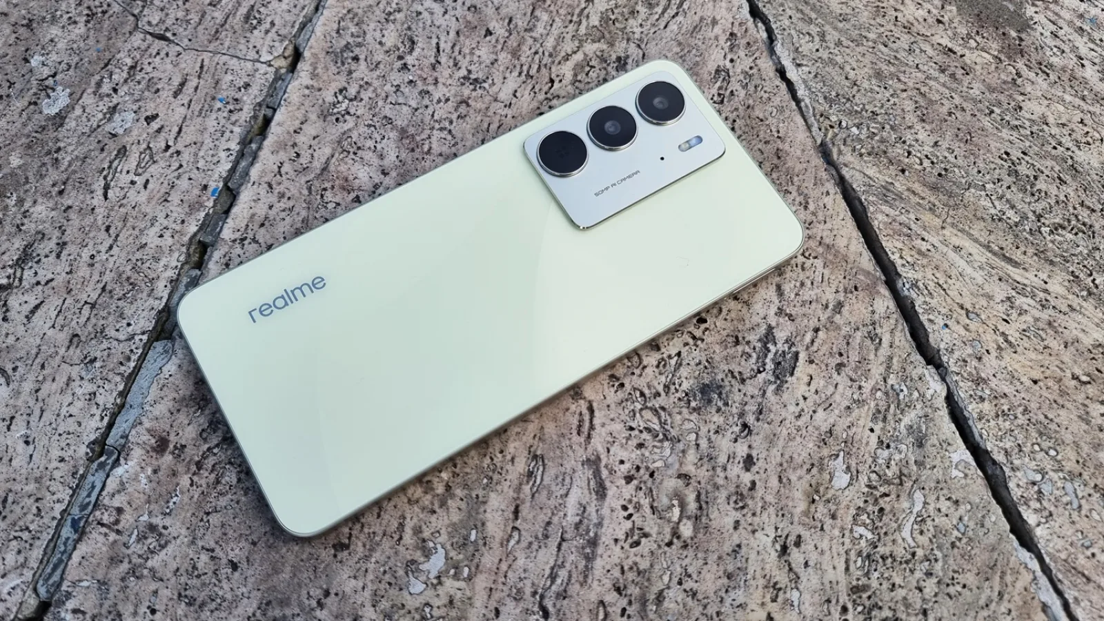 Prezentare realme C75: Un smartphone solid de buget, rezistent la șocuri și apă, cu baterie de 6000 mAh și încărcare la 45W