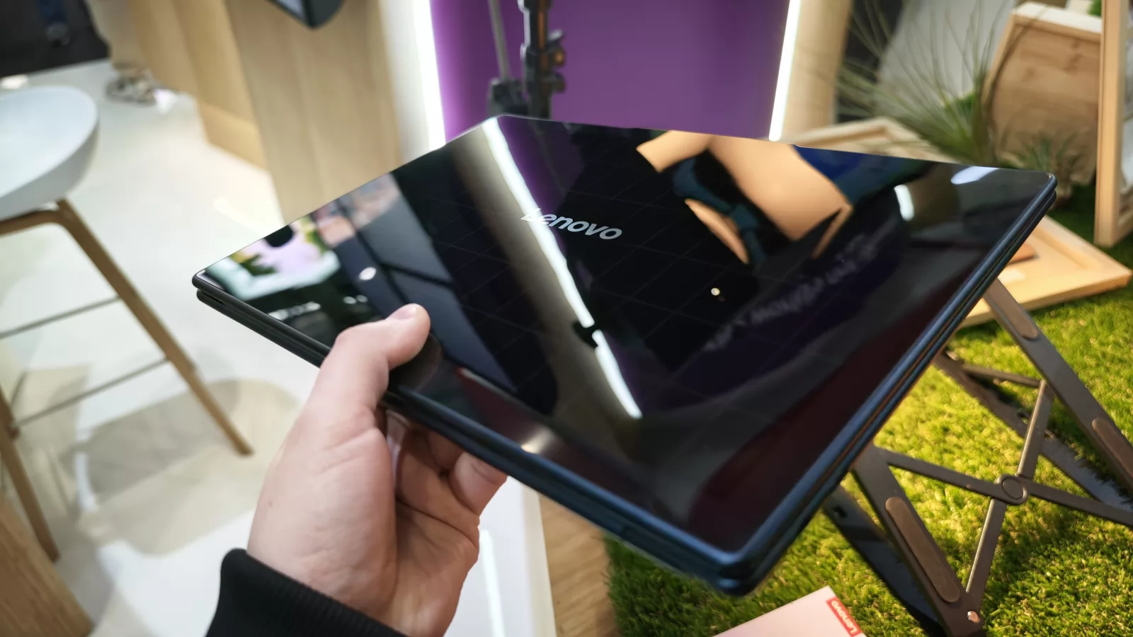 Lenovo Yoga Solar PC: Laptopul cu alimentare solară prezentat la MWC 2025 (video)