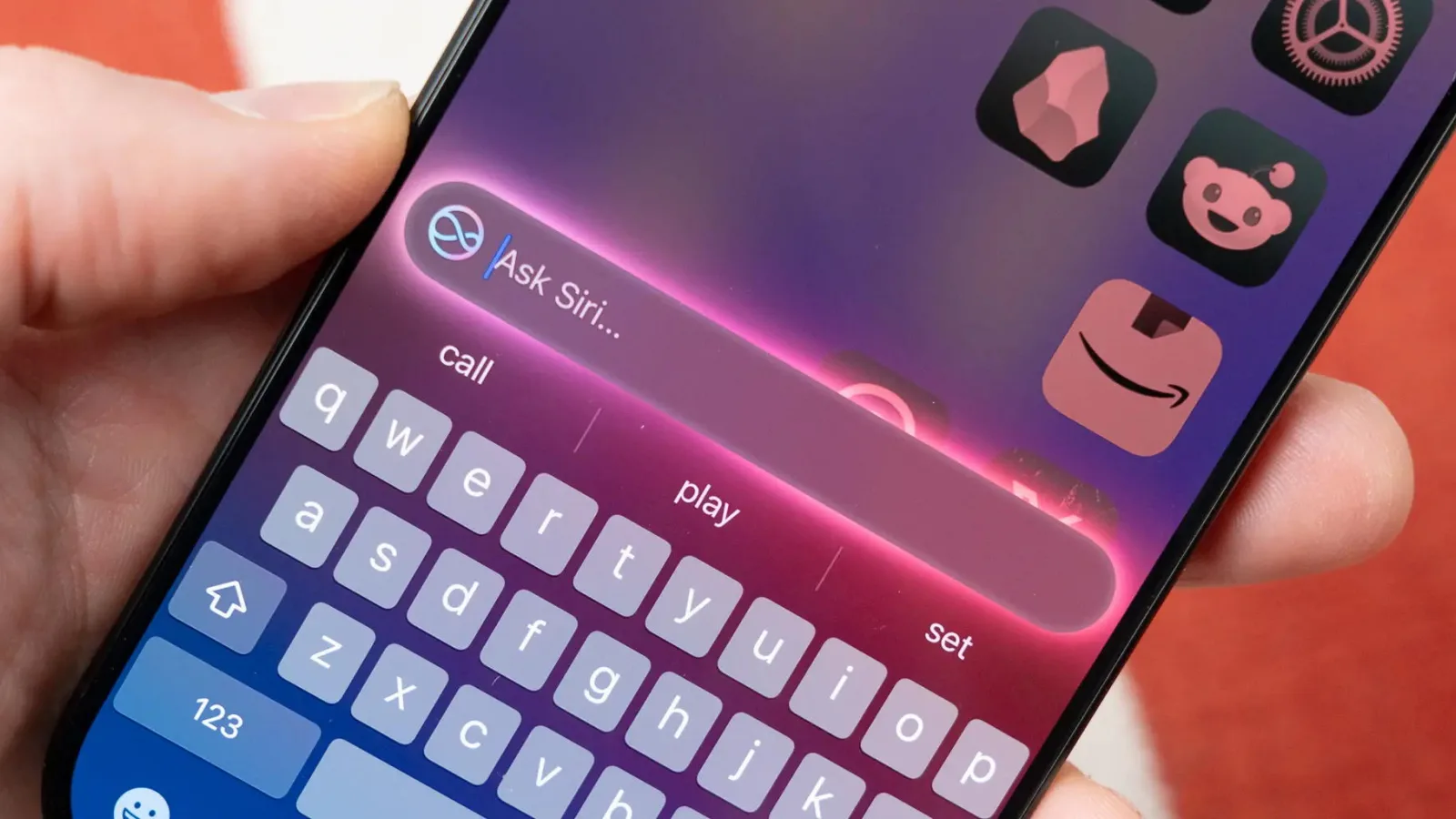 Noile funcții AI pentru Siri întârzie; Apple confirmă zvonul și spune că update-ul va sosi „în cursul acestui an”