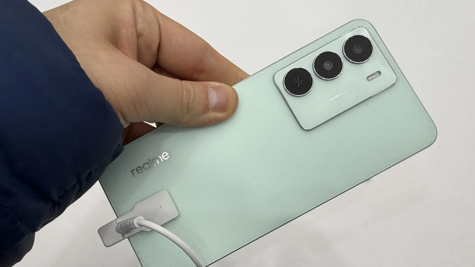 Video hands-on realme 14X 5G de la MWC 2025: Model accesibil cu baterie mare și certificare militară