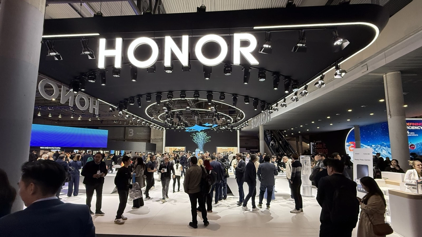 MWC 2025: Standul HONOR la pas, între AI, roboţi, cântat la chitară şi upscaling