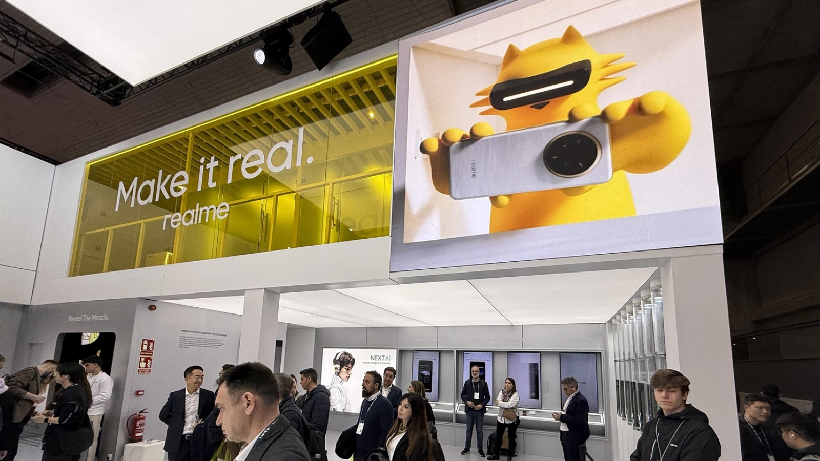 MWC 2025: Turul standului realme din Barcelona - Smartphone-uri rezistente la apă, funcții AI exclusive, cameraphone Ultra