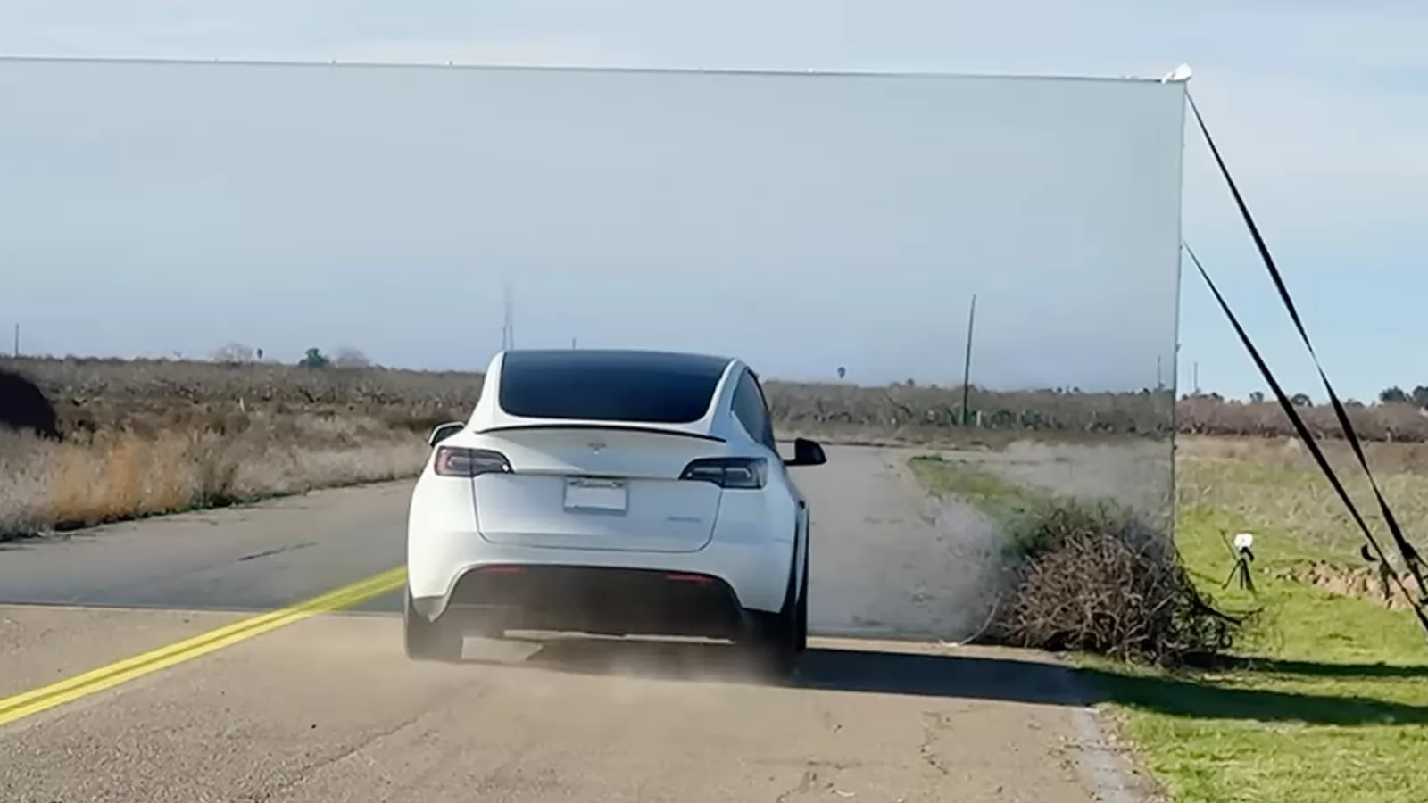 Sistemul de şofat autonom Tesla păcălit de un YouTuber cu iluzii optice (Video)
