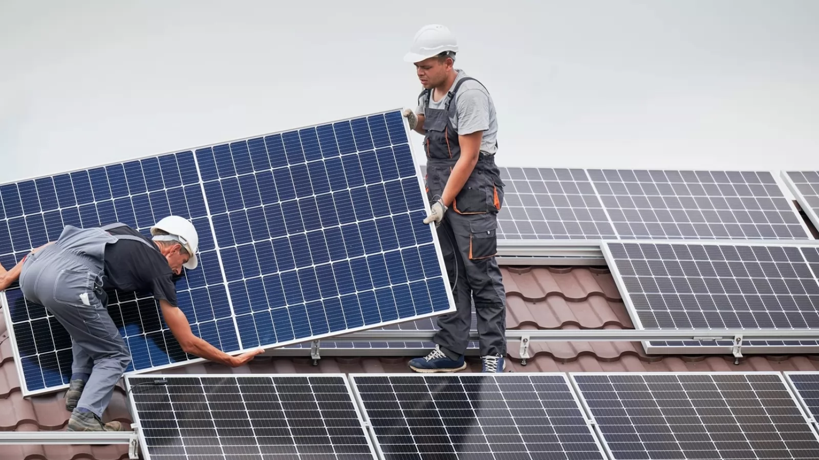 Soarele devine prima sursă de energie electrică a României, cu o producţie record de 1600 MW