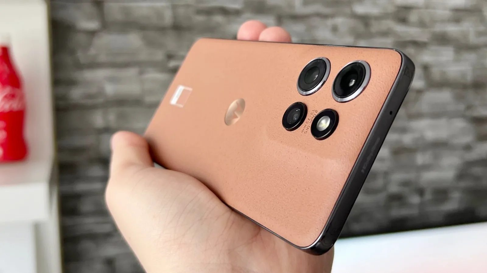 Cum a ajuns o mică tipografie să dicteze Culoarea Anului? Istoria Pantone - Motorola şi cum mi se pare Mocha Mousse pe edge 50 neo