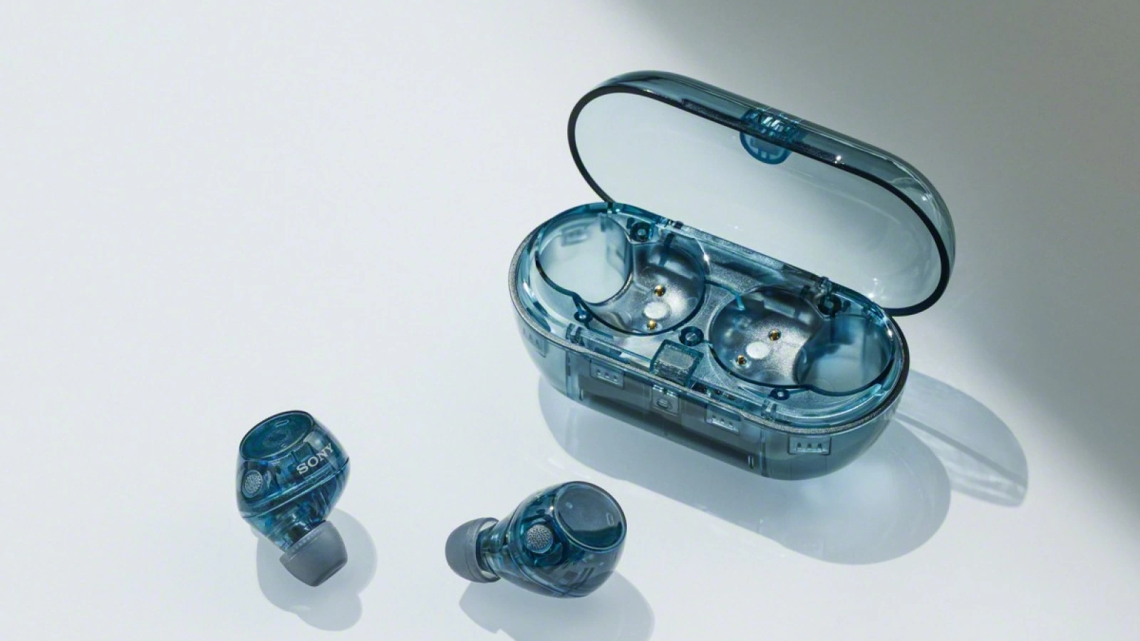 Sony prezintă căștile wireless in-ear WF-C710N, cu autonomie îmbunătățită și o variantă transparentă