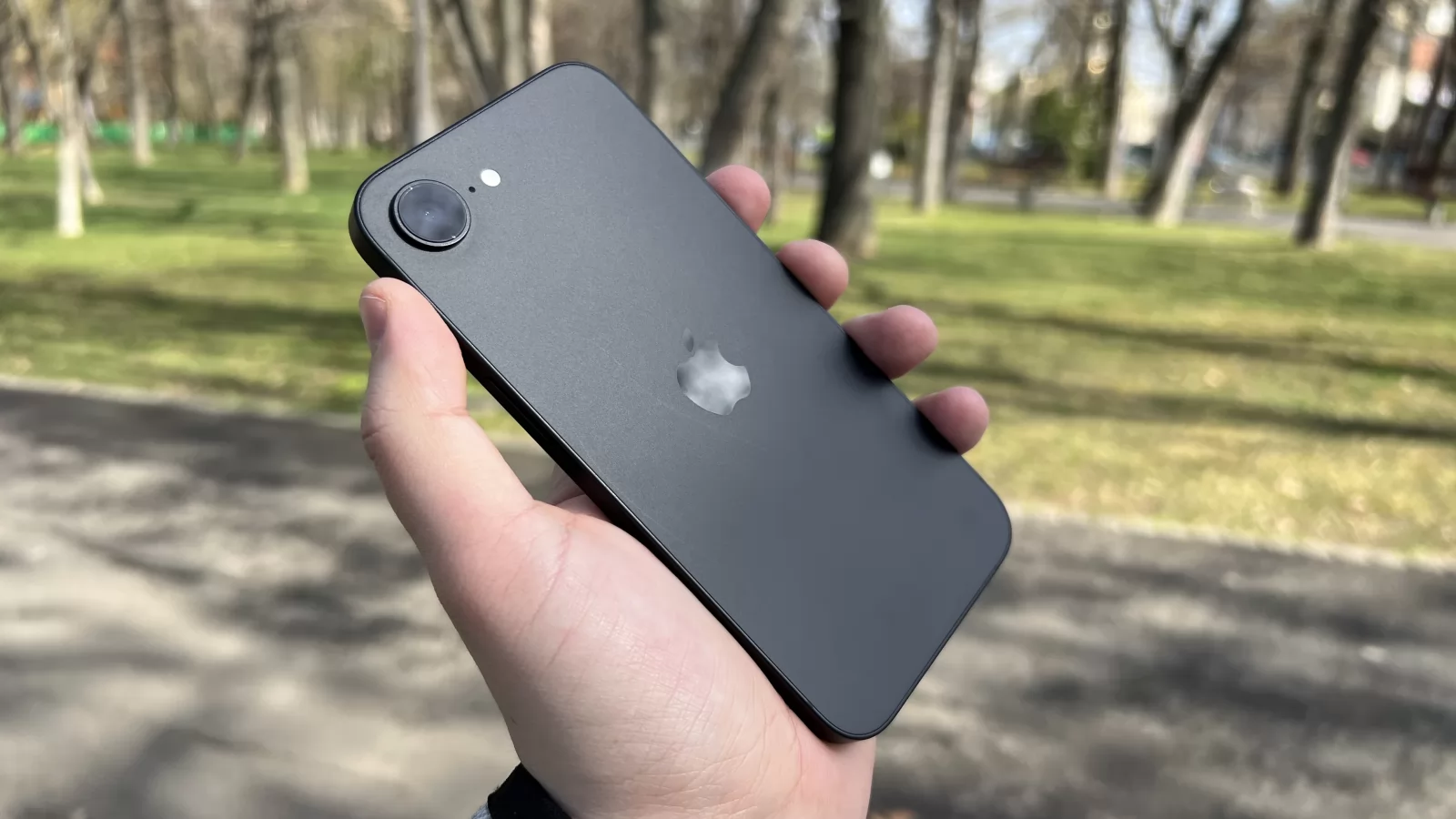 Apple iPhone 16e:  O singură cameră, multe provocări – cum livrează în scenarii reale?