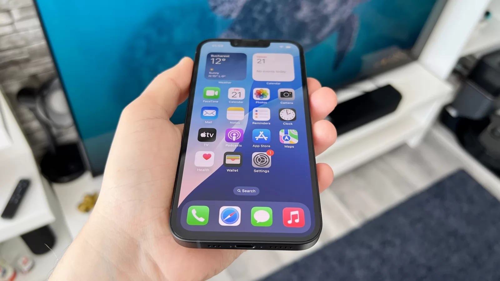 Apple iPhone 16e: iOS 18 la posturi, intuitiv și personalizabil, acces la suita Apple Intelligence
