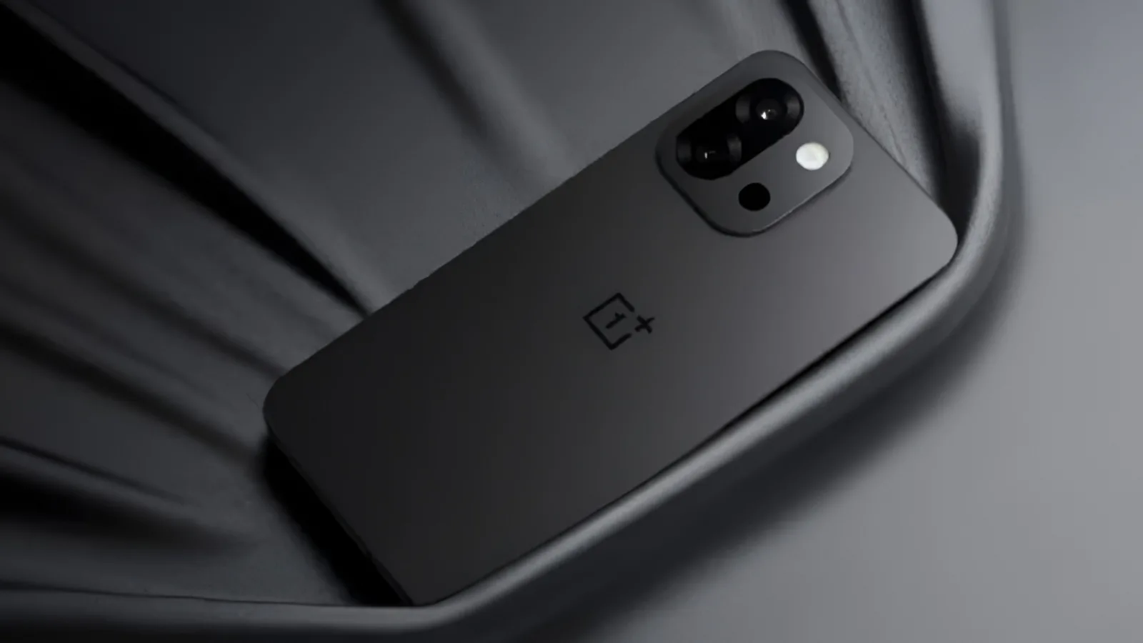 OnePlus 13T apare într-un spot promoţional, fotografii noi şi surprinde prin design