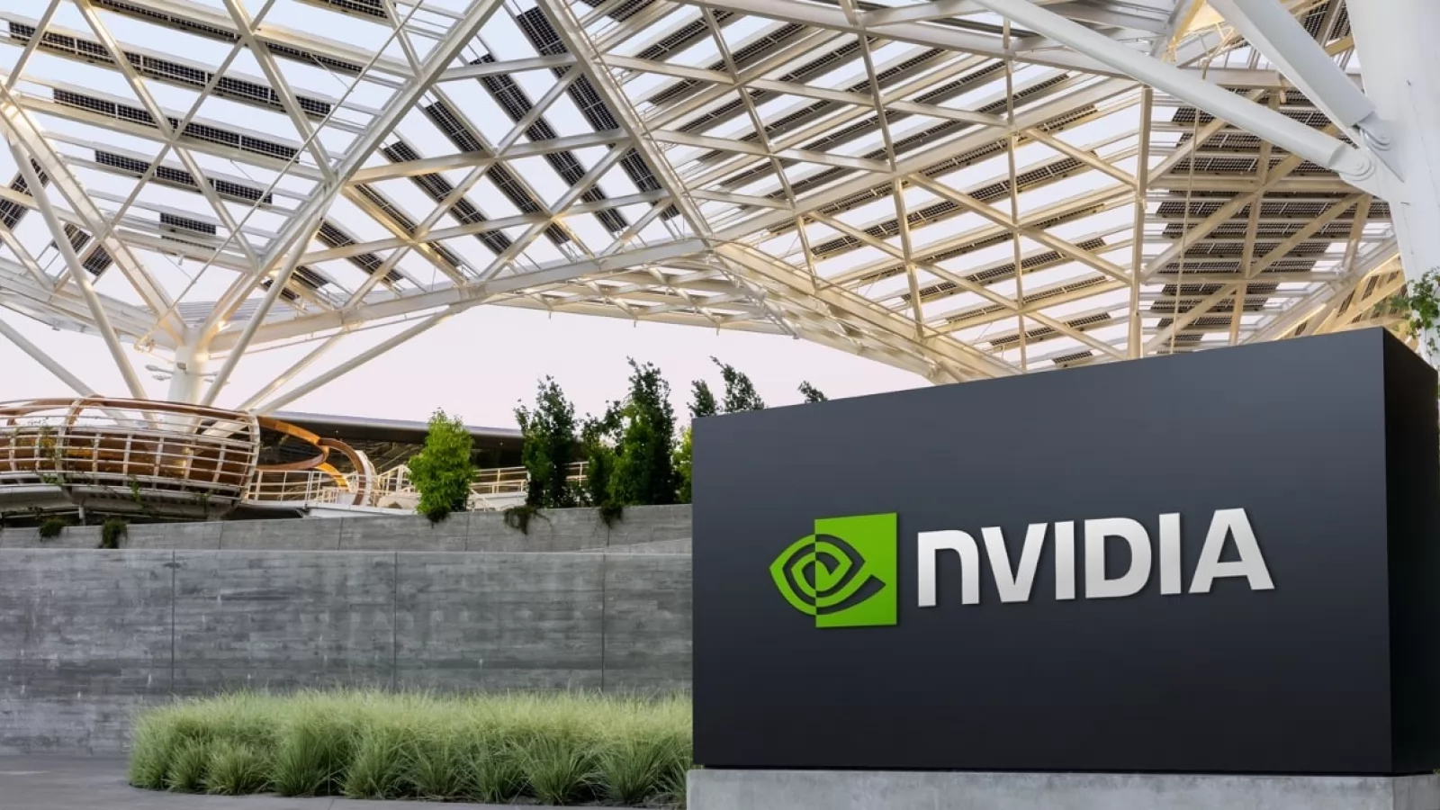 NVIDIA aduce producția de supercomputere AI în SUA; răspuns strategic la tensiunile comerciale cu China