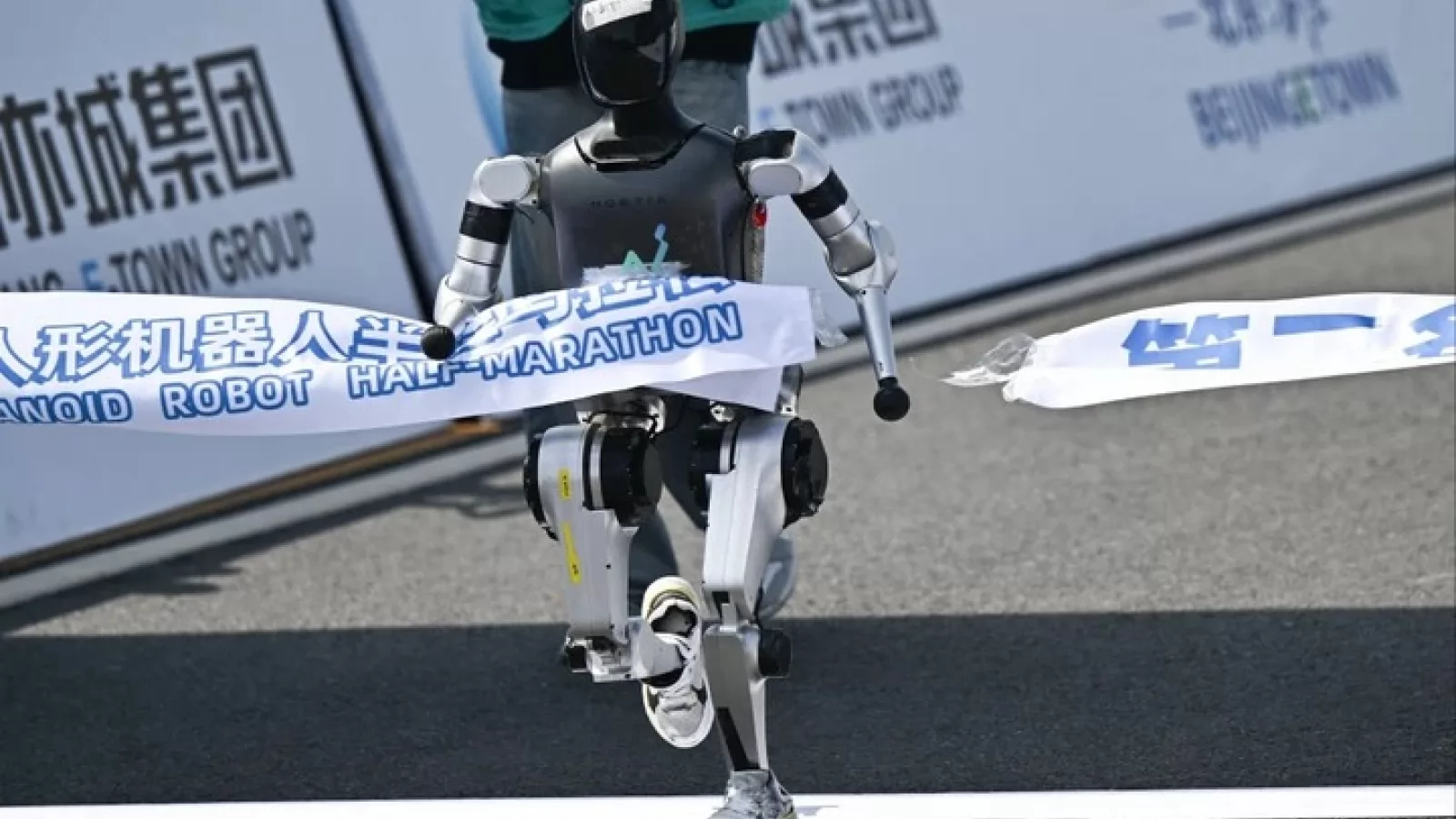 Tehnologia prinde viteză: roboți umanoizi participă la un semimaraton alături de oameni în capitala Chinei