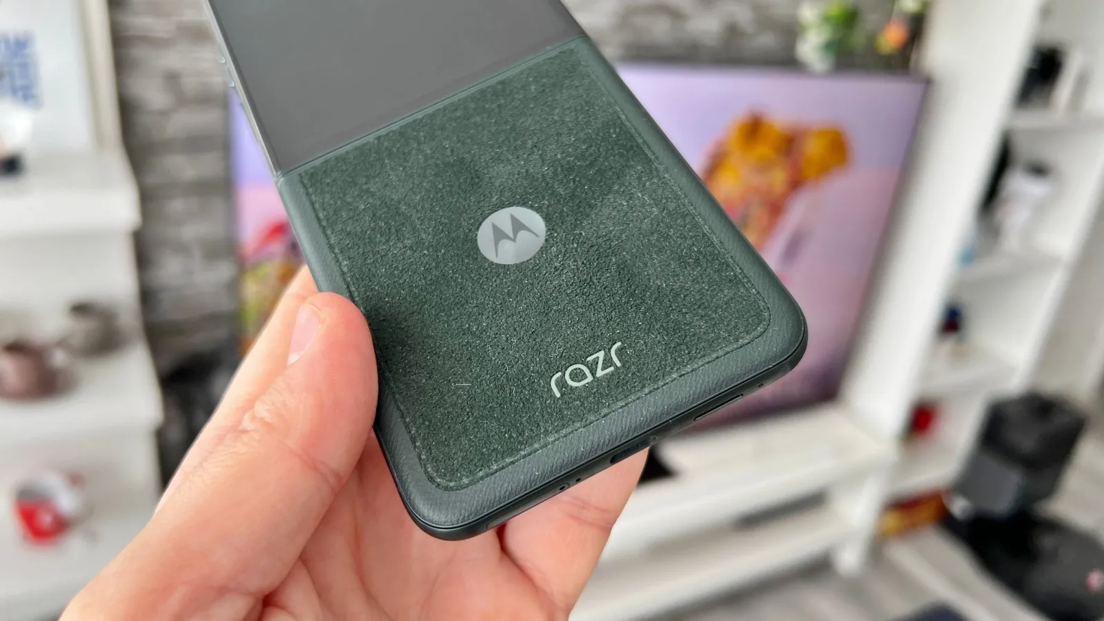 Motorola razr 60 Ultra: Design de bord de Ferrari, cu Alcantara şi extra duritate
