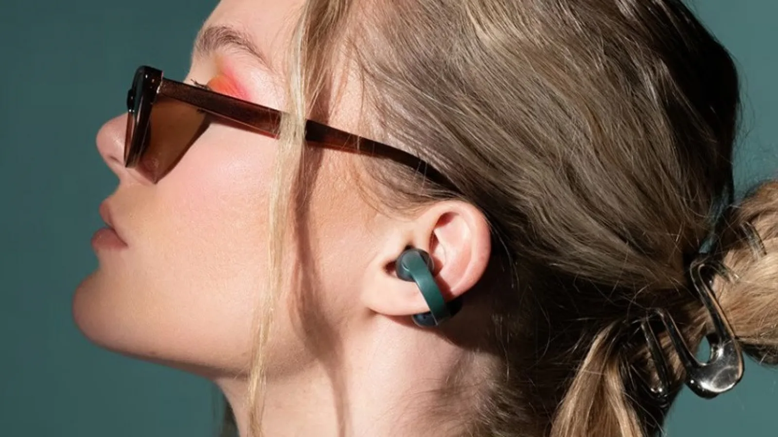 Motorola anunţă căşti ce includ cristale Swarovski, sunet de la Bose: Moto Buds Loop
