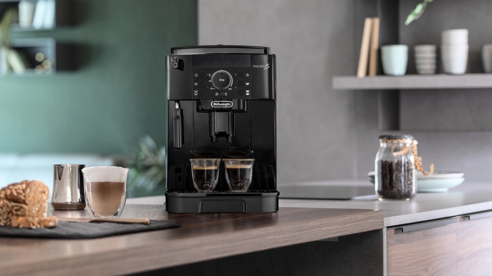 RESIGILATUL ZILEI #39: Espressor automat De'Longhi Magnifica S; 5 băuturi la o atingere și performanță fiabilă într-un format compact