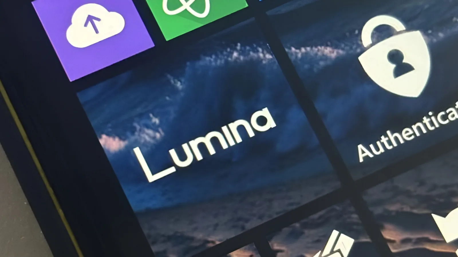 Chatbot AI pe un sistem de operare abandonat; Windows Phone 8.1 primește Lumina