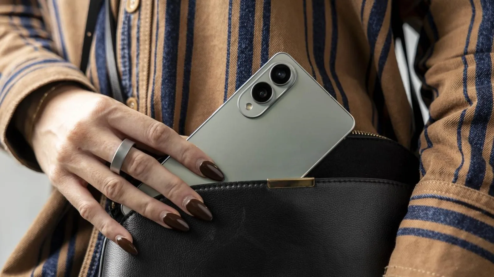 Galaxy S25 Edge e în sfârșit oficial; Flagship-ul cu talie de doar 5.8 mm are procesor Snapdragon 8 Elite, dar face compromis la baterie
