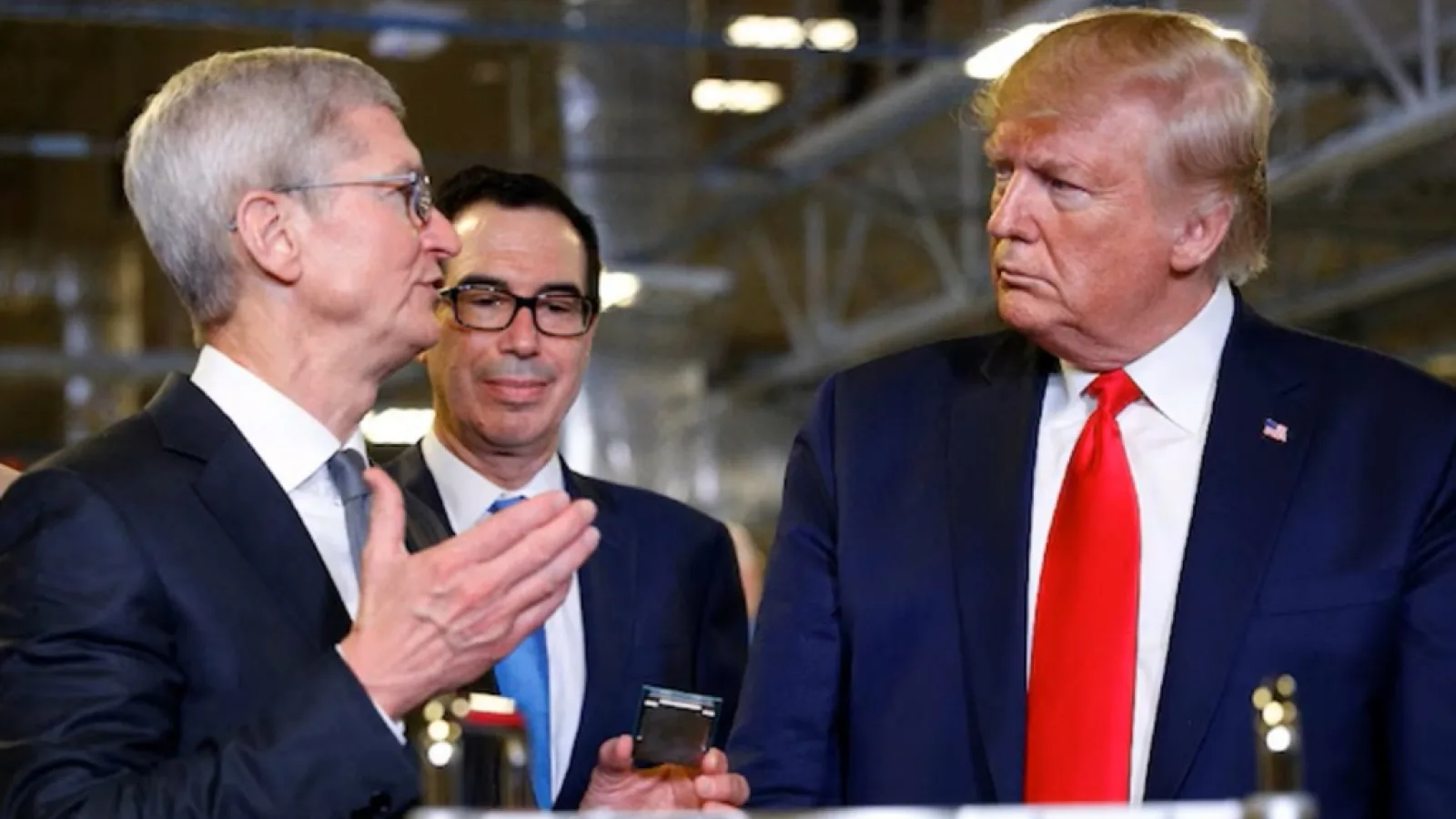 Trump presează Apple să mute producția iPhone în SUA; Compania răspunde cu o investiție de peste 500 de miliarde de dolari