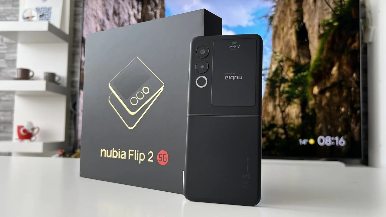 ZTE Nubia Flip 2 Unboxing: mai carismatic şi rezistent decât predecesorul, avem şi Gift Box simpatic