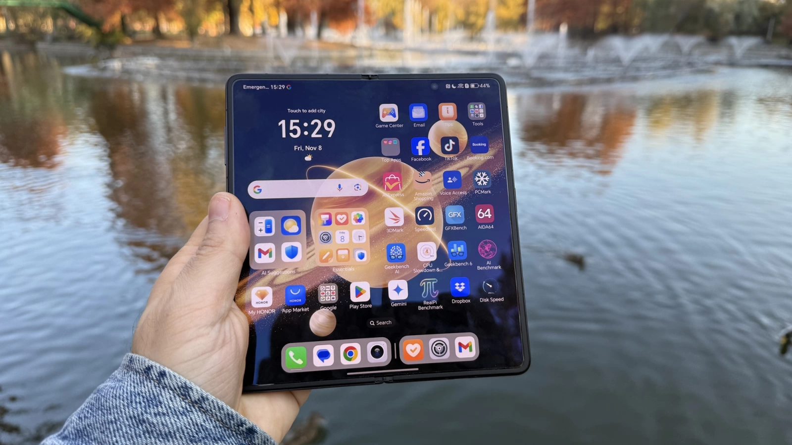 Honor Magic V5 ar urma să debuteze în iunie, devenind noul "cel mai subţire şi uşor" telefon pliabil