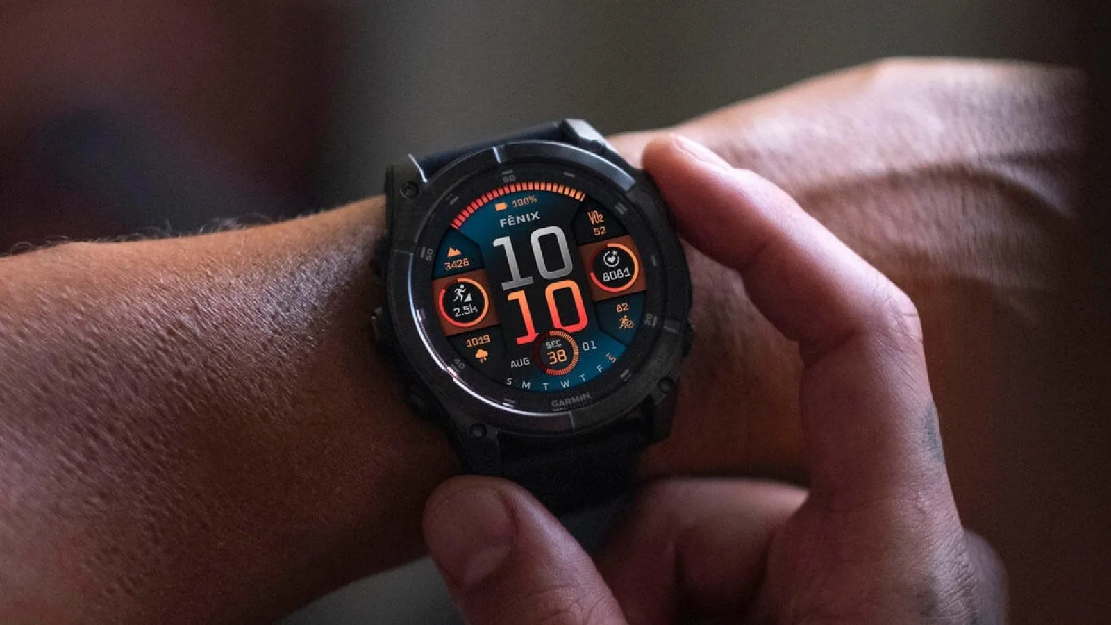 Prețul și autonomia bateriei contează cel mai mult pentru europeni când aleg un smartwatch; funcțiile sportive rămân pe ultimul loc