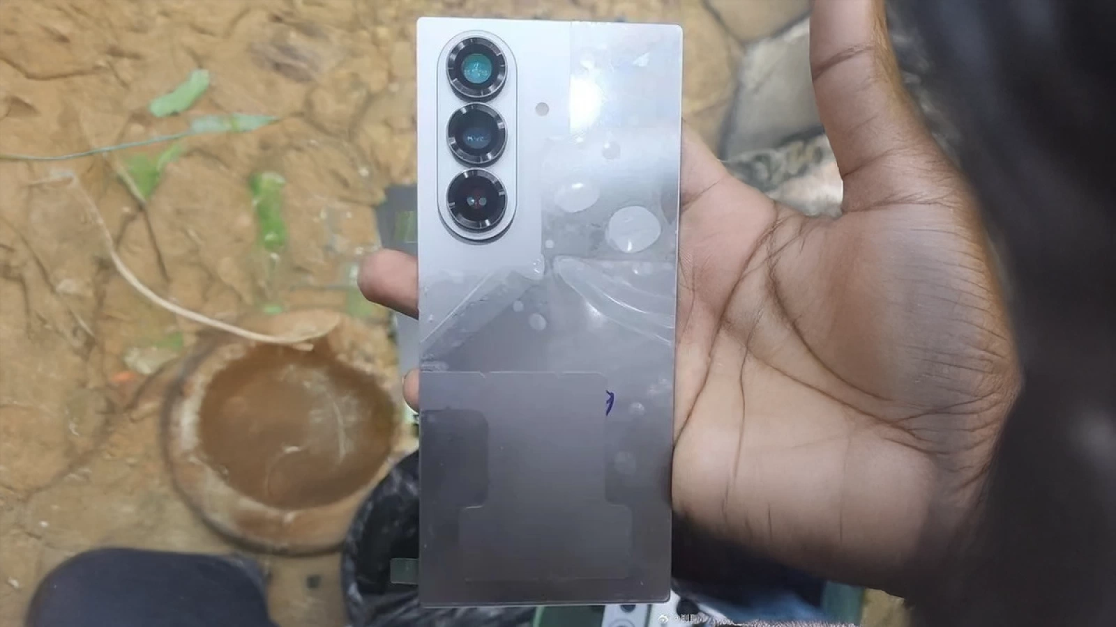 Samsung Galaxy Z Fold 7, prima imagine scăpată pe net; design mai subțire, cameră de 200MP și șasiu din titan