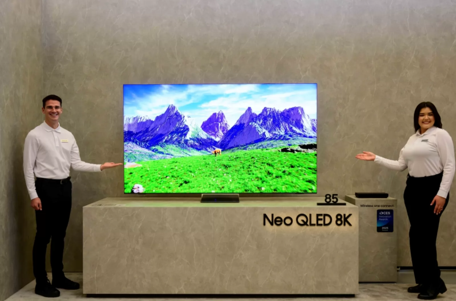 Ştiaţi că: puteţi controla televizoarele Samsung cu ceasul şi puteţi face filmele vechi 4K în 2025 cu Vision AI
