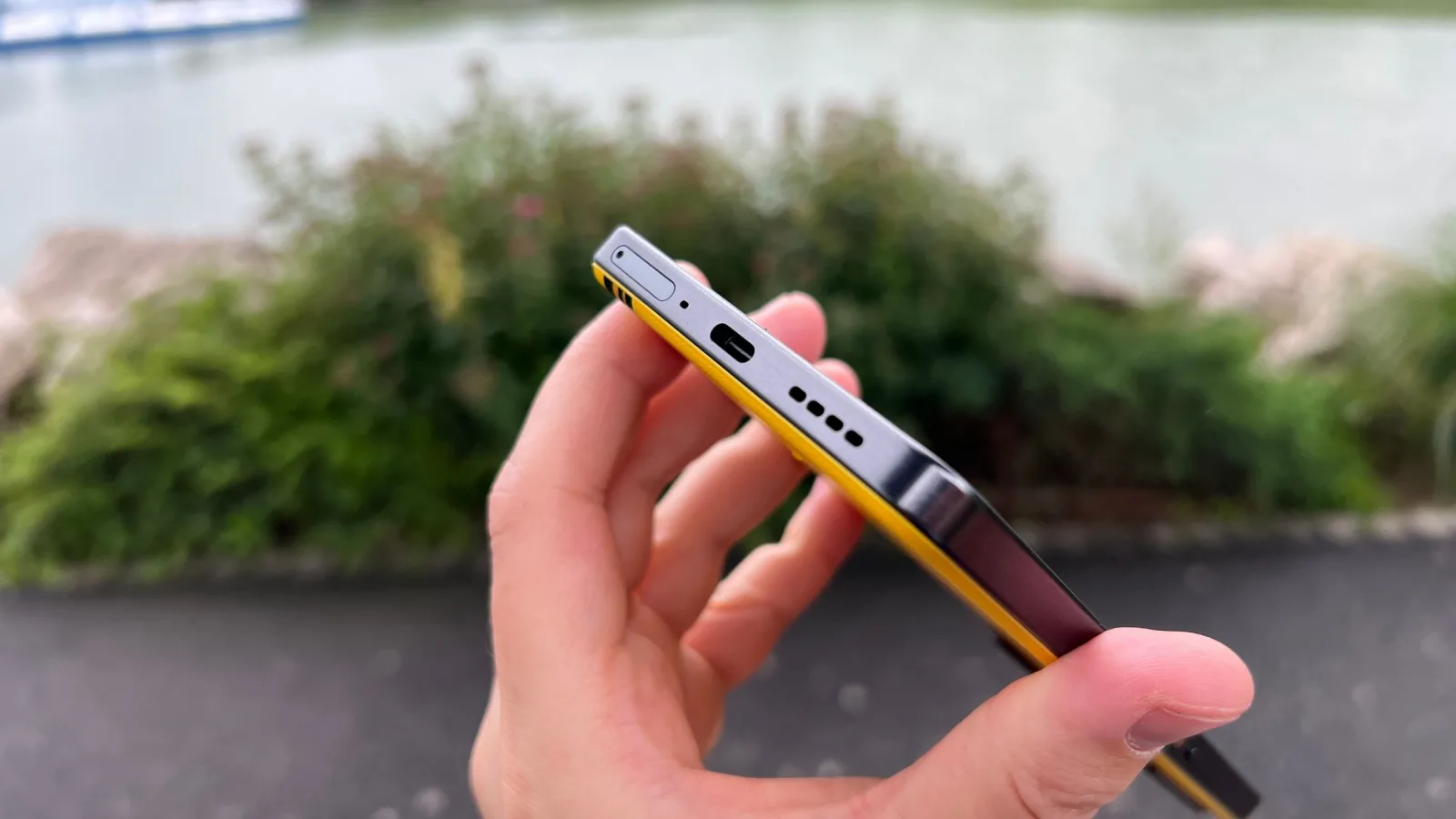 realme GT 7T: Acustică stereo ca de mid-range, pentru audiții plăcute cu volum tare