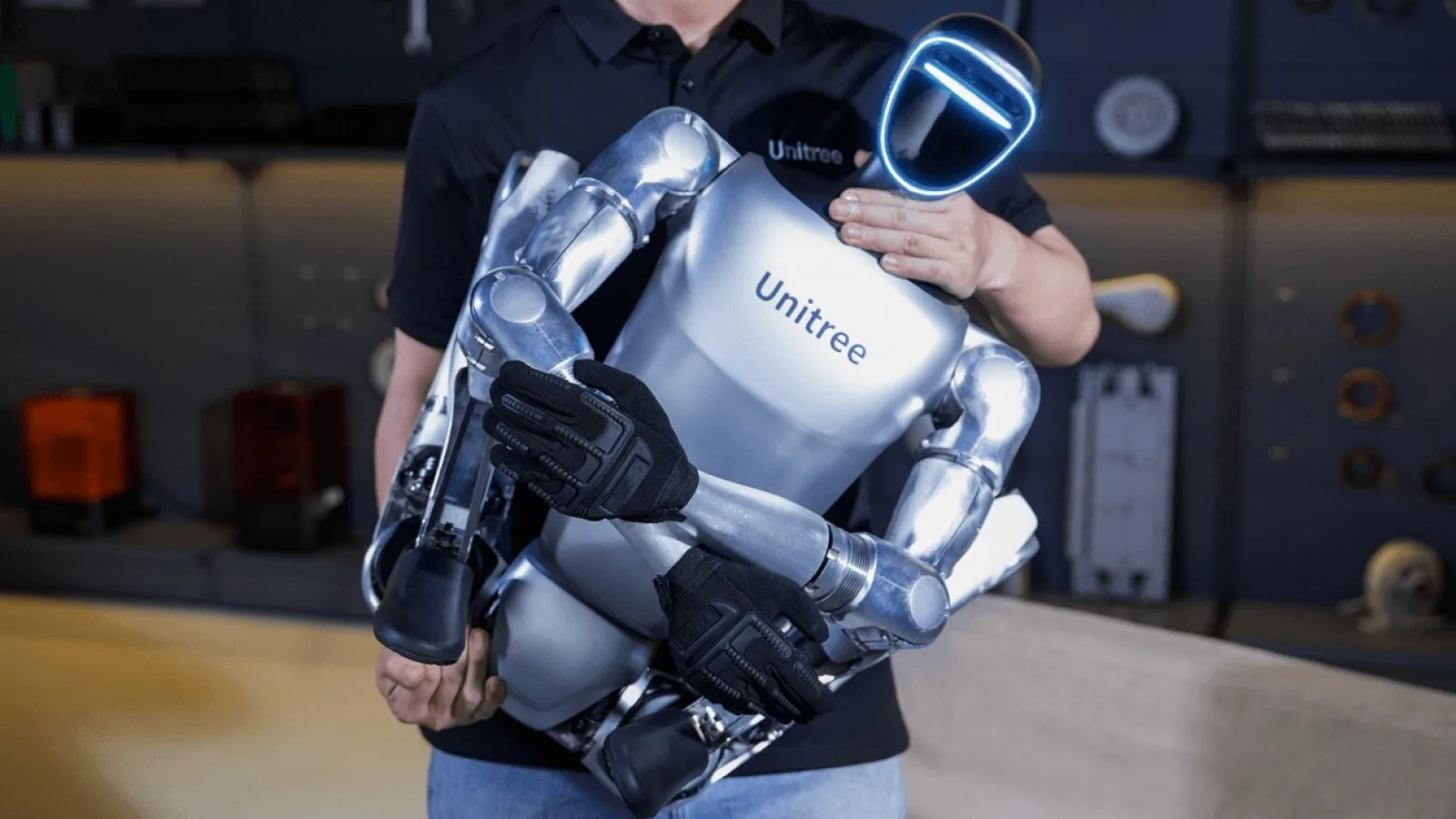 Colaborare neașteptată: Amazon folosește roboți din China și vehicule Rivian pentru livrarea coletelor