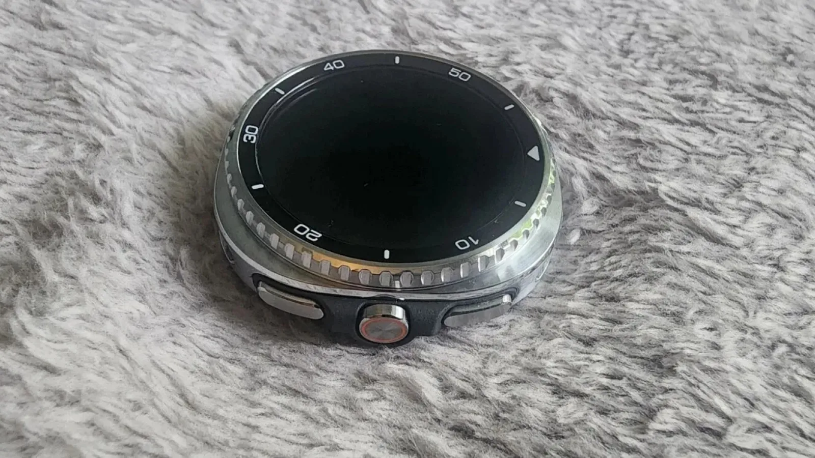 Galaxy Watch 8 Classic apare înainte de lansare în imagini reale; vine cu design „squircle” și 64 GB stocare