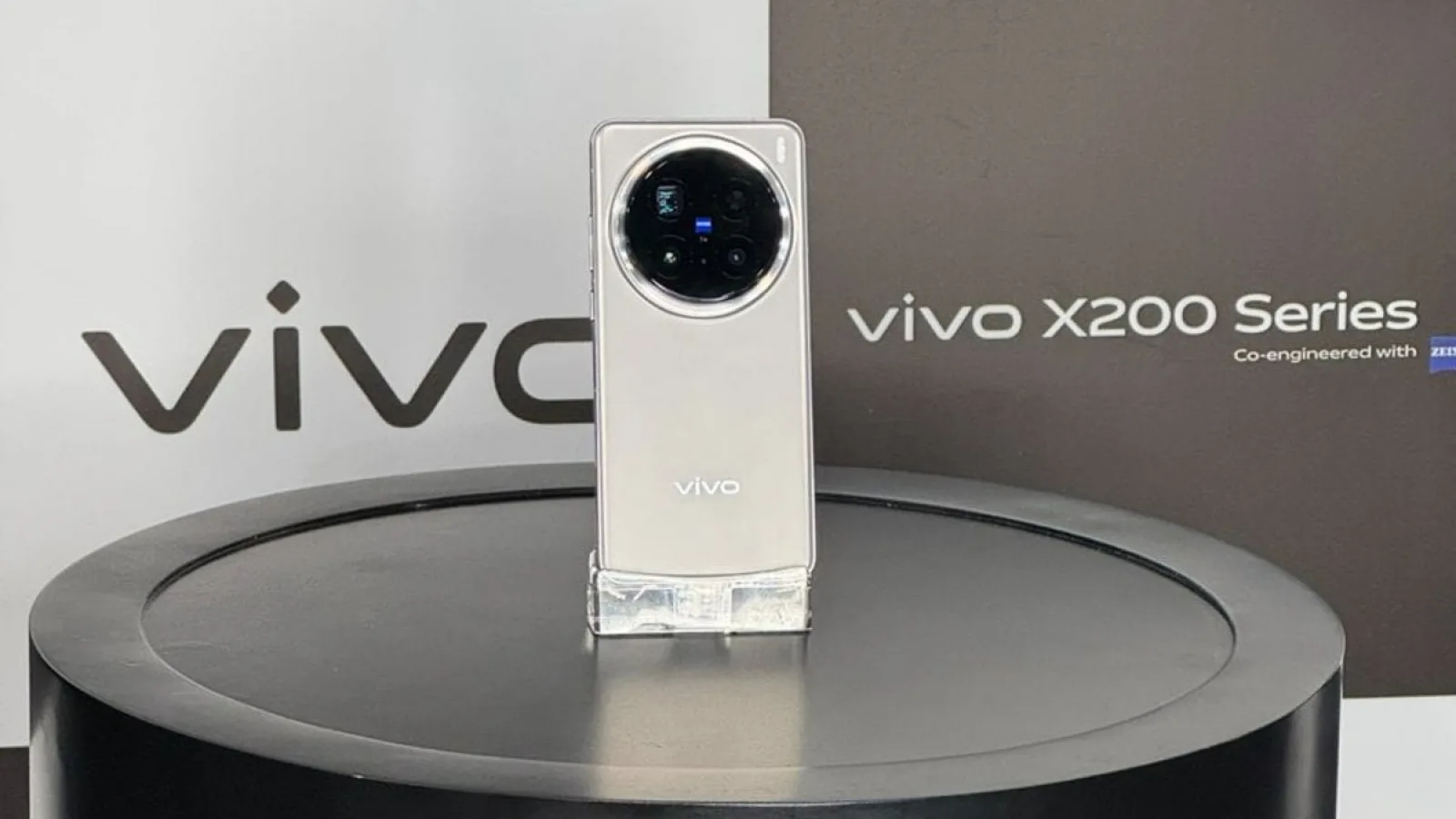 vivo X200 FE va opta pentru un ecran de 6.31 inch și măsoară sub 8 mm grosime