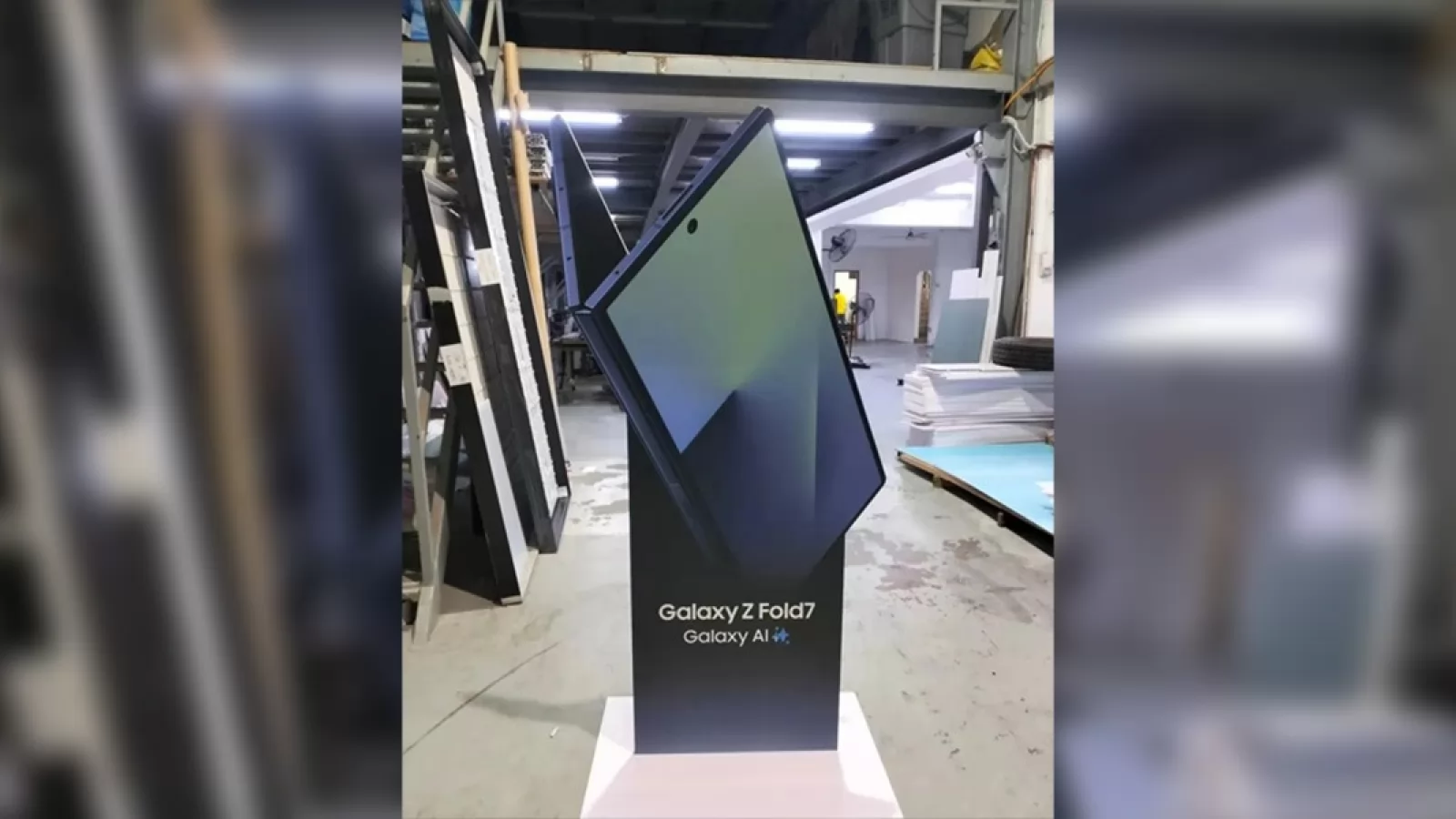 Samsung Galaxy Z Fold 7 își dezvăluie designul printr-un stand promoțional