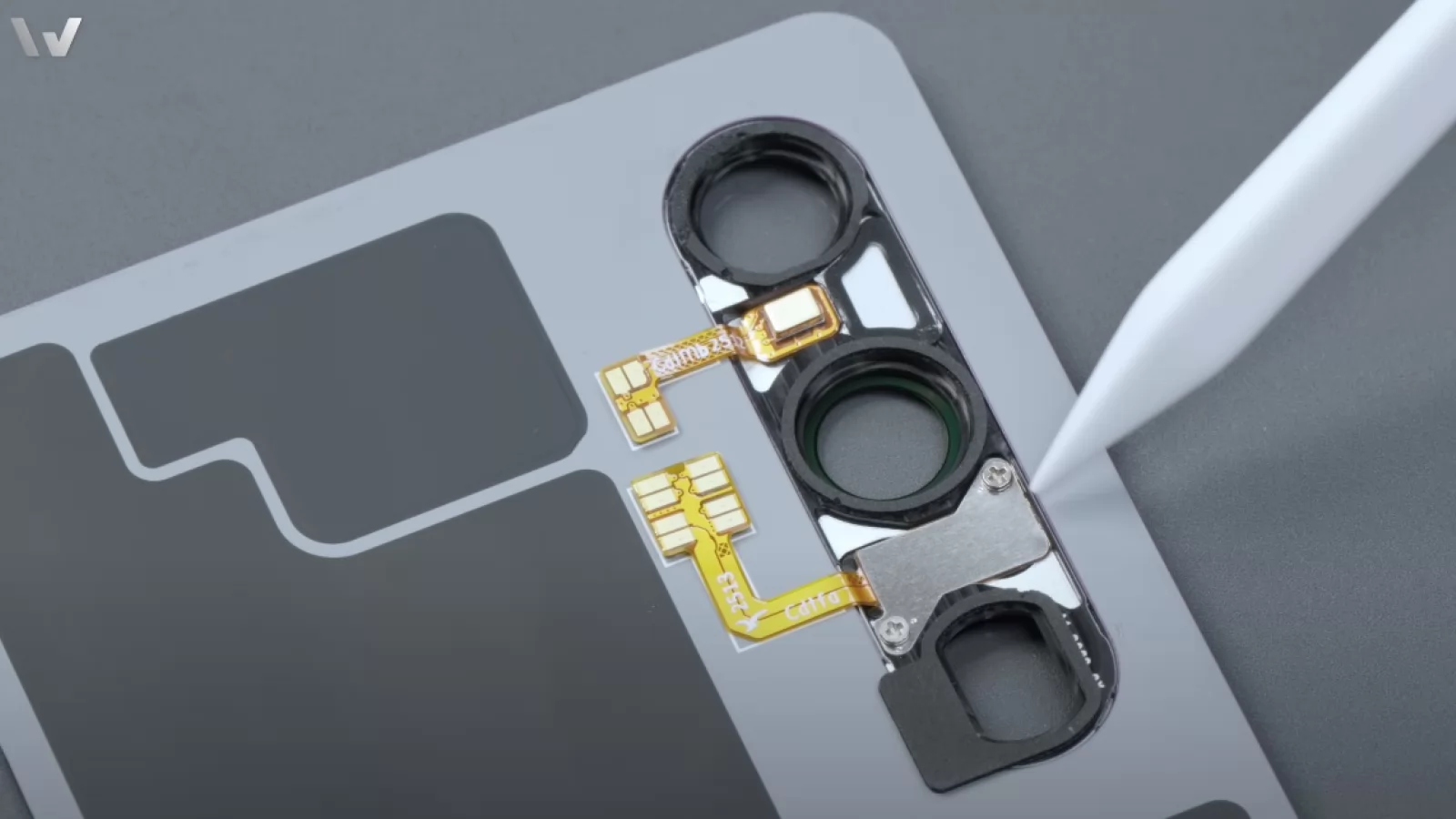 Cum arată Sony Xperia 1 VII la interior? Folosește RAM și ecran Samsung, are slot SIM fără nevoie de cheiță
