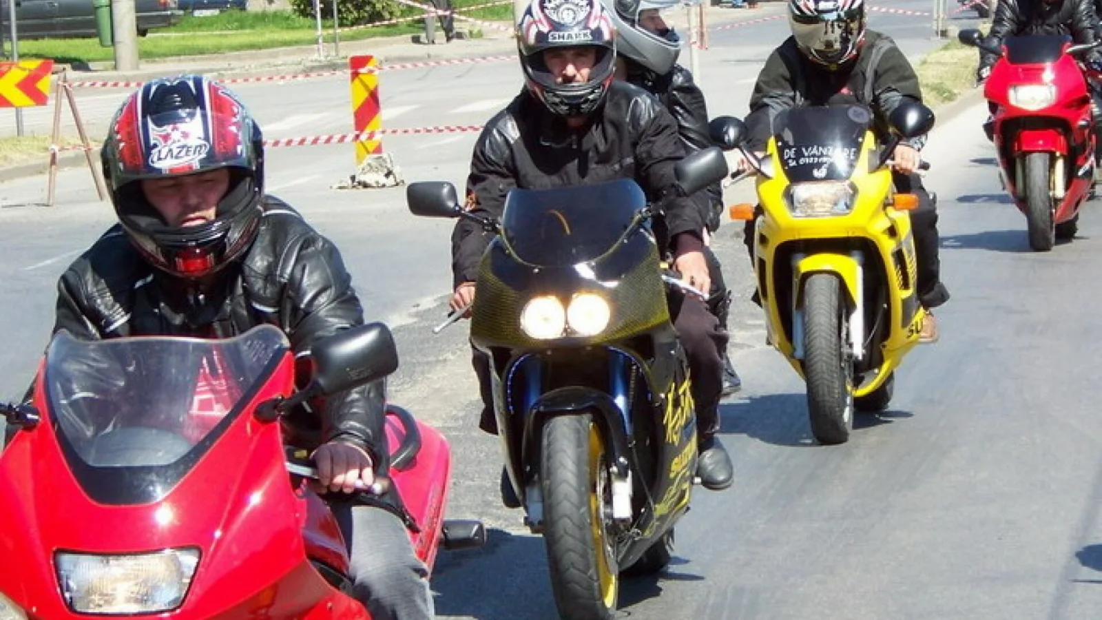 Noi reguli pentru motocicliști și mopede în trafic: Acces pe banda de autobuz și parcare legală pe trotuar