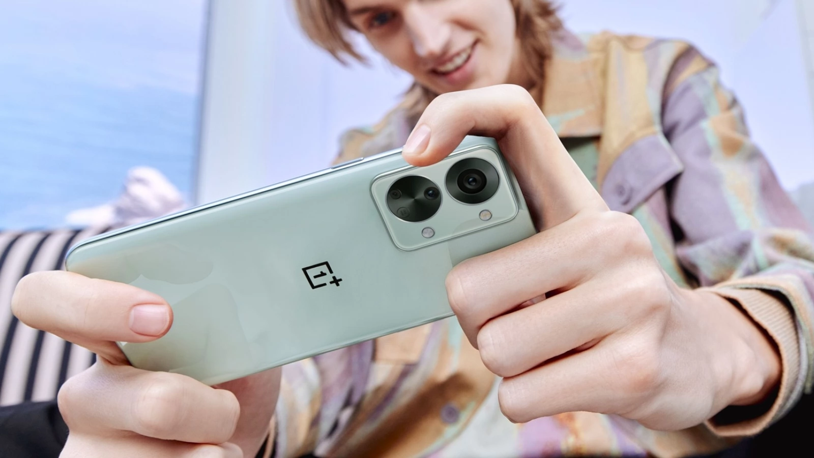 OnePlus testează nișa telefoanelor de gaming; Un model experimental aduce baterie mare, procesor de top, butoane trigger