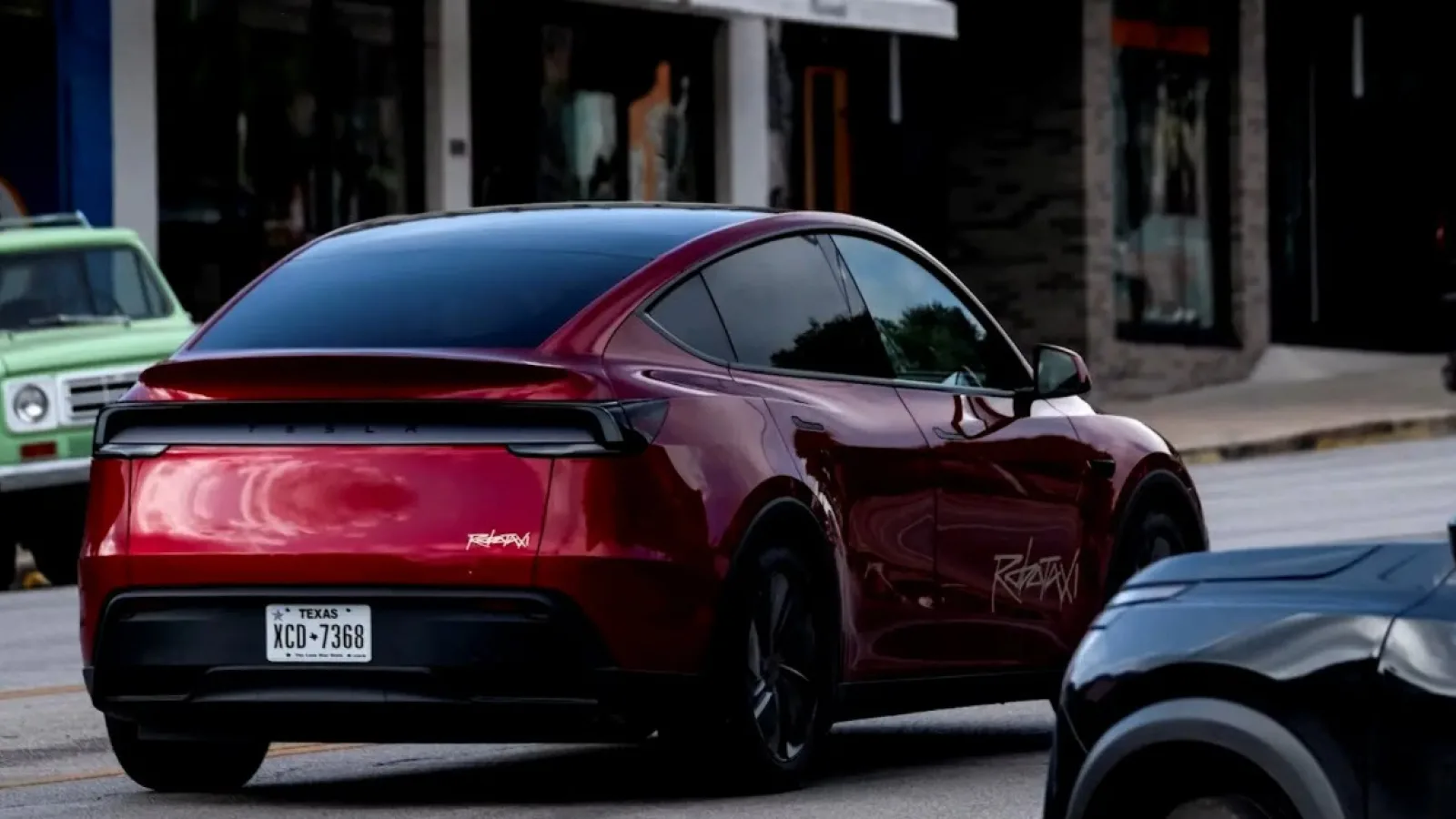 Taxiurile autonome Tesla au deja probleme: Robotaxi nu respectă regulile de circulaţie