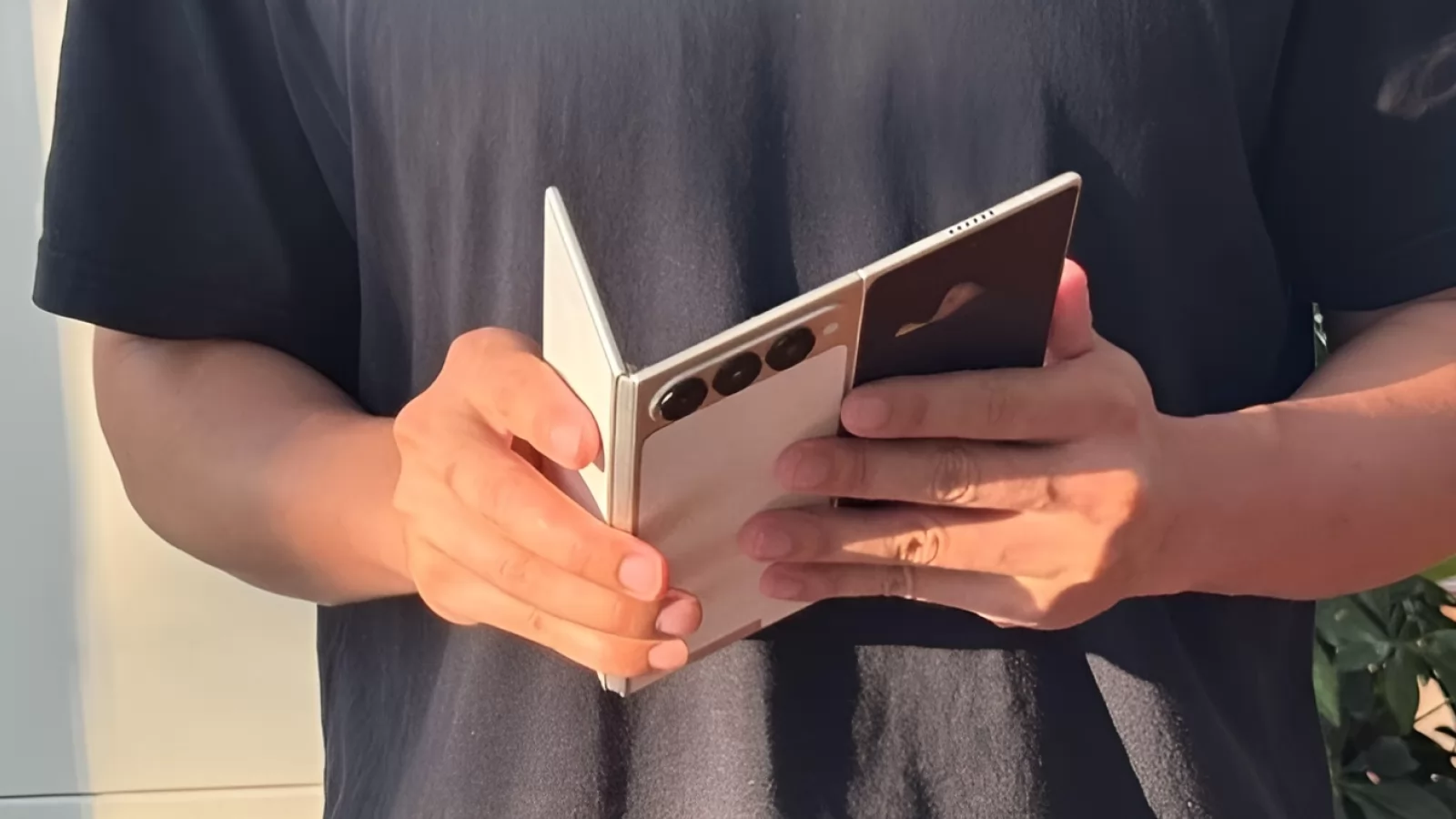 Tecno revine în zona telefoanelor inedite cu Phantom Ultimate G Fold, un triplu-pliabil ce apare în fotografii spion înainte de lansare