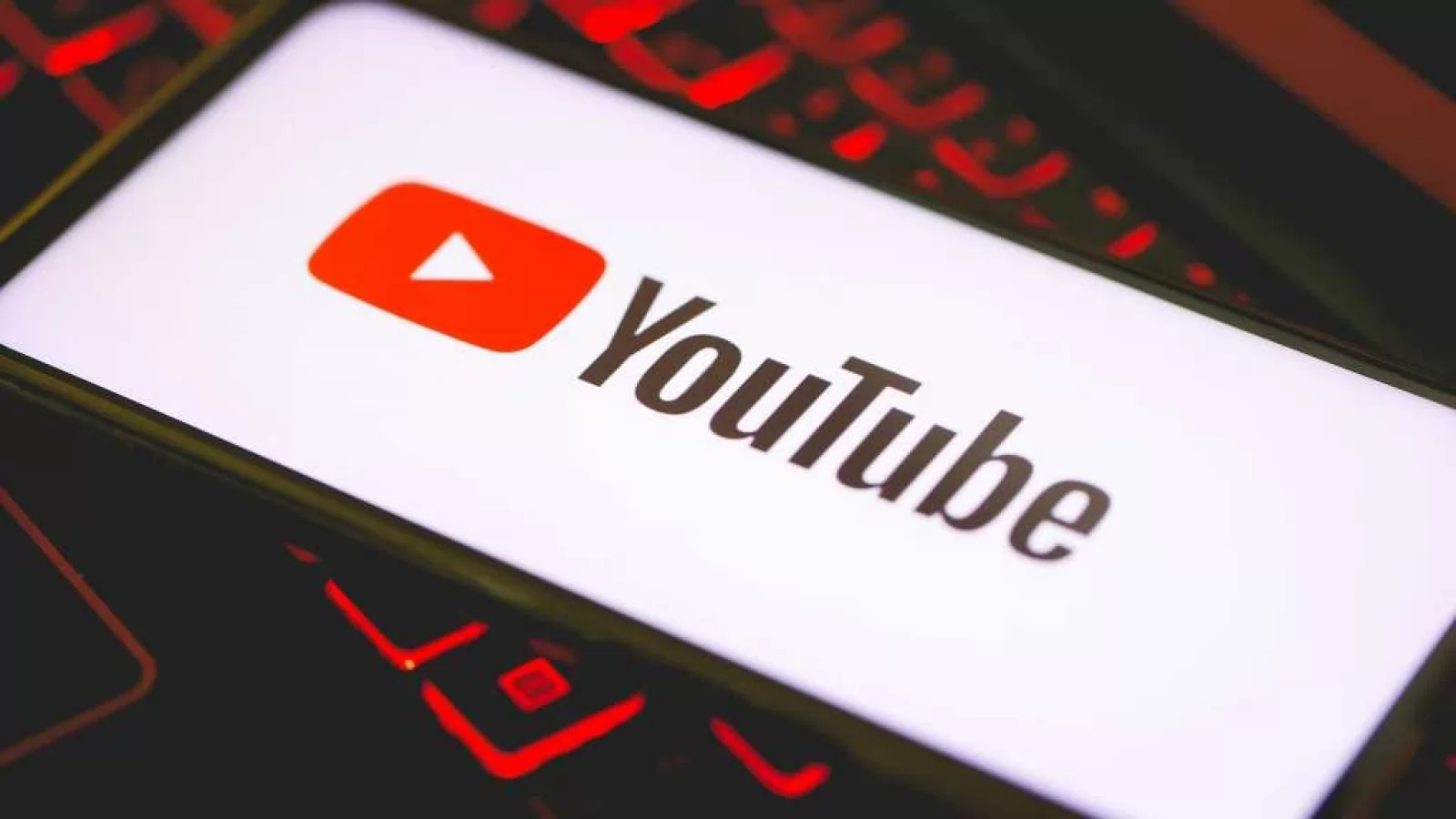 YouTube activează voice-over automat în engleză pentru clipurile în română; funcția e deja disponibilă în România și o puteți testa