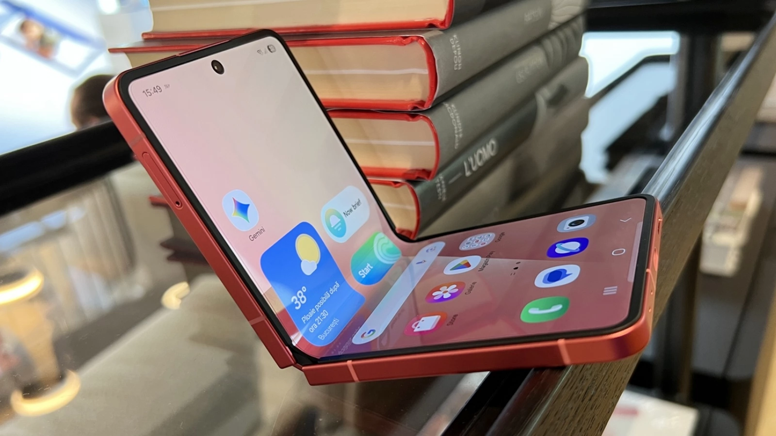 Samsung Galaxy Z Flip7 e acum oficial! Primul flagship pliabil cu CPU Exynos, baterie generoasă și un display ce nu lasă pliul la vedere