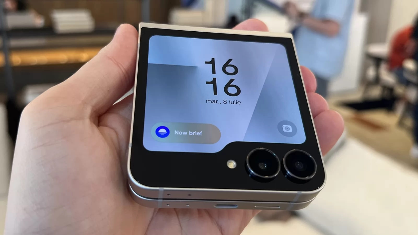 Samsung prezintă Galaxy Z Flip7 FE: Model pliabil cu clapetă ceva mai accesibil, cu ecran extern în formă de dosar și procesor Exynos 2400